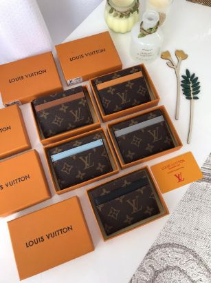 صورة محفظة بطاقات Louis Vuitton