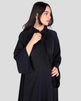 صورة عباية نسائية سوداء واسعة بياقة قصيرة محتشمة