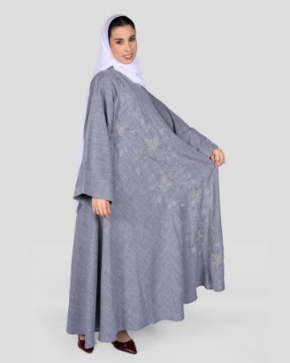 صورة عباية نسائية رصاصية بتصميم مفتوح