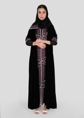 صورة عباية مخمل مطرزة كاملة مع طرحة مطابقة