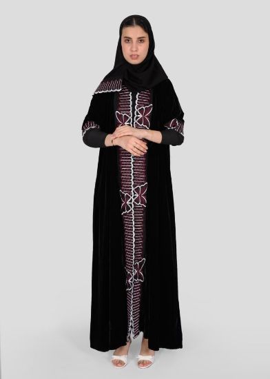 صورة عباية مخمل مطرزة كاملة مع طرحة مطابقة