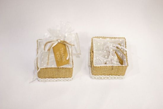 صورة علب توزيعات  عليها خيش