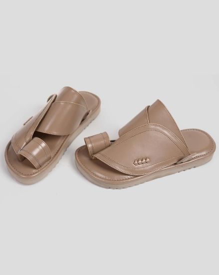 صورة نعال رجالي بلون بيج مميز