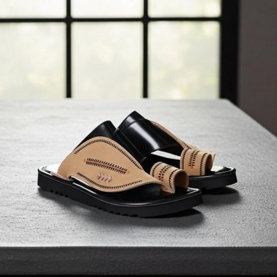 صورة نعال رجالي بيج و اسود