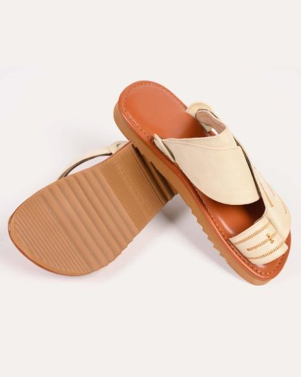 صورة نعال رجالي بنقوش شرقية