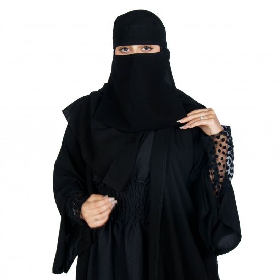 صورة نقاب نسائي وسط خط قصير