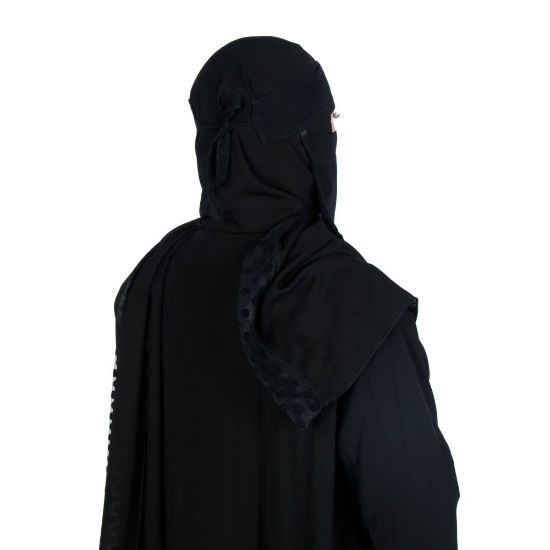 صورة نقاب نسائي وسط خط قصير