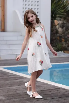 صورة فستان بناتي أبيض بتطريز زهور ملون