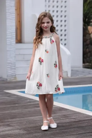 صورة فستان بناتي أبيض بتطريز زهور ملون