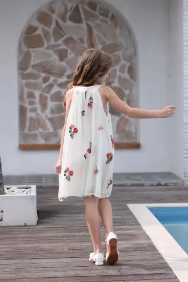 صورة فستان بناتي أبيض بتطريز زهور ملون