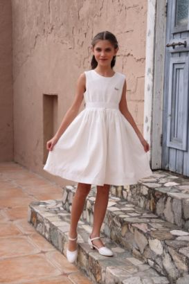 صورة فستان بناتي ابيض بفيونكة بالخصر