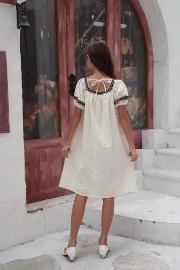 صورة فستان بناتي ابيض ونقوش سوداء