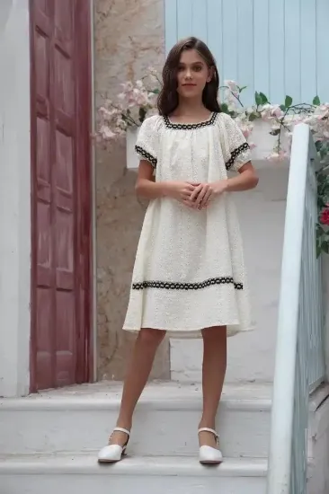 صورة فستان بناتي ابيض ونقوش سوداء