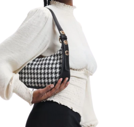 صورة لقسم حقائب يد