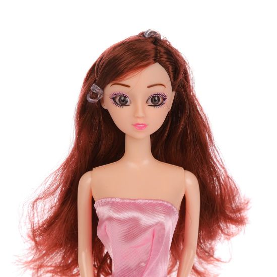 صورة بيت دمى للأطفال مع أثاث وإكسسوارات