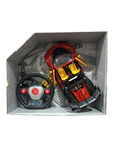 صورة سيارة لعبة يتم التحكم فيها عن بعد بواسطة عجلة قيادة، وتتميز بتقنية استشعار الجاذبية