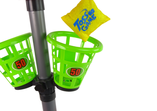 صورة لعبة رمي الأكياس في السلال، وهي مناسبة لجميع أفراد العائلة