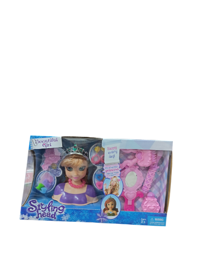 صورة رأس دمية لتصفيف الشعر مع ملحقاتها، وهي لعبة للأطفال