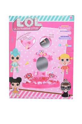 صورة مجموعة ألعاب تحتوي على أدوات تجميل للأطفال، وتتميز بصندوق تخزين يمكن فتحه ليصبح كرسيًا لتجميع الإكسسوارات