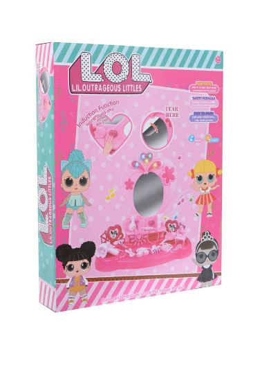 صورة مجموعة ألعاب تحتوي على أدوات تجميل للأطفال، وتتميز بصندوق تخزين يمكن فتحه ليصبح كرسيًا لتجميع الإكسسوارات