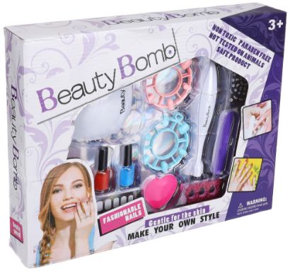 صورة مجموعة "بيوتي بومب" للأظافر والجمال هي لعبة مصممة للأطفال بعمر 3 سنوات فما فوق، تهدف إلى تعزيز الإبداع وتطوير المهارات الحركية والتنسيق بين اليد والعين
