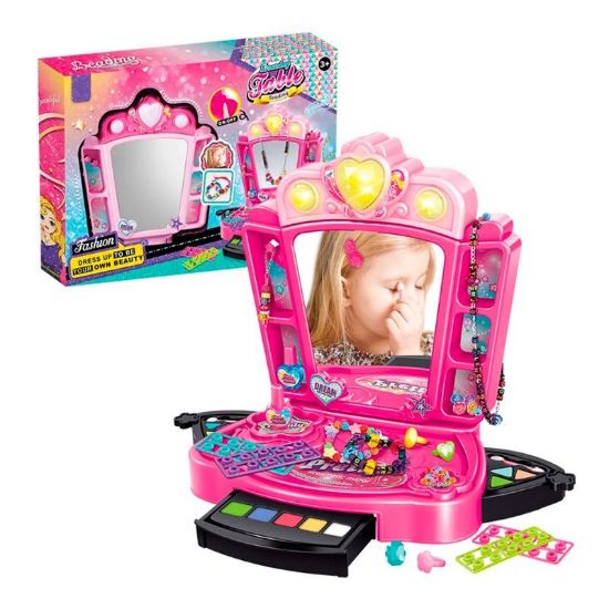 صورة طاولة زينة مع مرآة مضيئة والعديد من الاكسسوارات