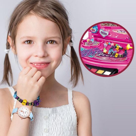 صورة طاولة زينة مع مرآة مضيئة والعديد من الاكسسوارات