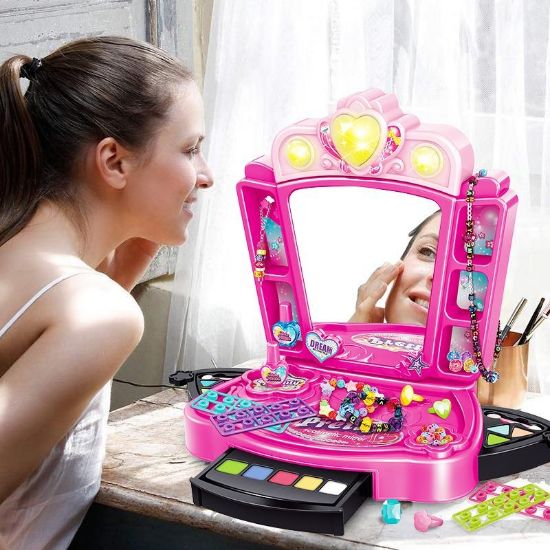 صورة طاولة زينة مع مرآة مضيئة والعديد من الاكسسوارات