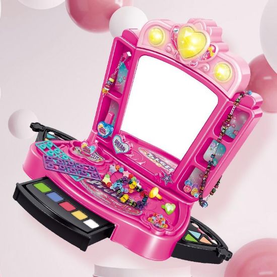 صورة طاولة زينة مع مرآة مضيئة والعديد من الاكسسوارات