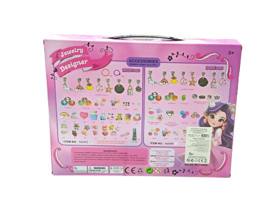 صورة مجموعة تصميم المجوهرات "Jewelry Designer" هي منتج إبداعي مصمم للأطفال، يتيح لهم صنع مجوهراتهم الخاصة