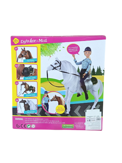 صورة دمية "ديفا لوسي" الشرطية الراكبة مع حصان هي لعبة قابلة للجمع ومناسبة للعب التخيلي