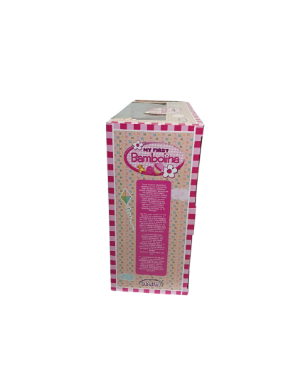 صورة دمية "ماي فيرست بامبولينا 6 في 1" هي دمية أطفال تفاعلية تأتي مع مجموعة من الملحقات