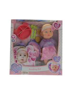 صورة هذه دمية "بيبي حبيبي" مع مجموعة إطعام، مصممة لتجربة لعب واقعية وتفاعلية للأطفال.