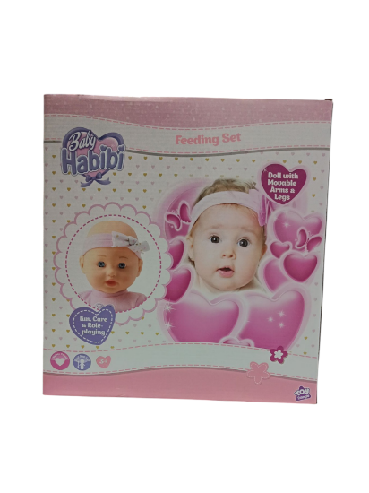 صورة هذه دمية "بيبي حبيبي" مع مجموعة إطعام، مصممة لتجربة لعب واقعية وتفاعلية للأطفال.