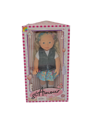 صورة دمية "بامبولينا جلامور جيرلز" هي دمية أزياء مصممة للأطفال بعمر سنتين فما فوق، تتميز بشعر أشقر طويل وعينين زرقاوين، وترتدي سترة جينز وتنورة ملونة، ما يجعلها جذابة ومناسبة للعب التخيلي وتطوير المهارات الاجتماعية والعاطفية لدى الأطفال.