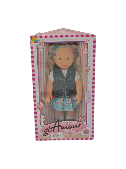 صورة دمية "بامبولينا جلامور جيرلز" هي دمية أزياء مصممة للأطفال بعمر سنتين فما فوق، تتميز بشعر أشقر طويل وعينين زرقاوين، وترتدي سترة جينز وتنورة ملونة، ما يجعلها جذابة ومناسبة للعب التخيلي وتطوير المهارات الاجتماعية والعاطفية لدى الأطفال.