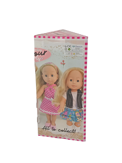 صورة دمية "بامبولينا جلامور جيرلز" هي دمية أزياء مصممة للأطفال بعمر سنتين فما فوق، تتميز بشعر أشقر طويل وعينين زرقاوين، وترتدي سترة جينز وتنورة ملونة، ما يجعلها جذابة ومناسبة للعب التخيلي وتطوير المهارات الاجتماعية والعاطفية لدى الأطفال.