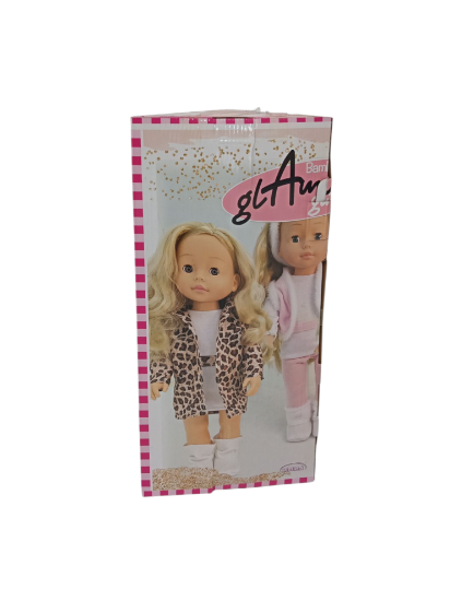 صورة دمية "بامبولينا جلامور جيرلز" هي دمية أزياء مصممة للأطفال بعمر سنتين فما فوق، تتميز بشعر أشقر طويل وعينين زرقاوين، وترتدي سترة جينز وتنورة ملونة، ما يجعلها جذابة ومناسبة للعب التخيلي وتطوير المهارات الاجتماعية والعاطفية لدى الأطفال.