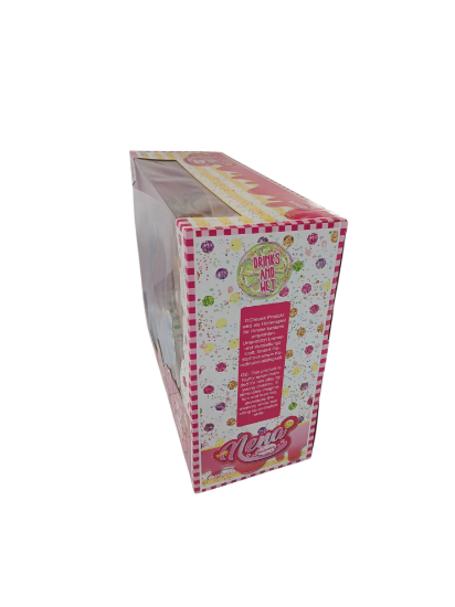 صورة دمية "بامبولينا بيبي نينا" مع بطة بلاستيكية وحوض استحمام وملحقاتها هي مجموعة ألعاب تفاعلية مصممة للأطفال من عمر 3 سنوات فما فوق. تتضمن المجموعة دمية "بيبي نينا" بحجم 36 سم، وبطة بلاستيكية للعب في الماء، وحوض استحمام وردي اللون، بالإضافة إلى العديد من الملحقات الأخرى التي تعزز تجربة اللعب