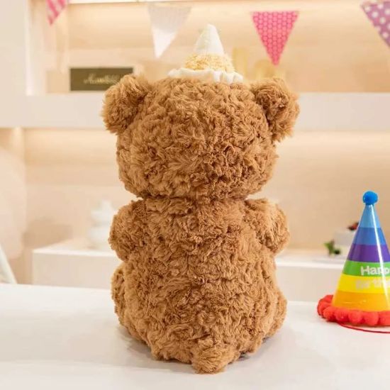 صورة دب تيدي احتفالي يحمل كعكة عيد ميلاد 🎂🎉