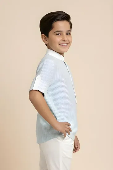 صورة قميص ولادي سماوي بخطوط ناعمة وياقة بيضاء 4164