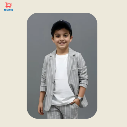 صورة تيشيرت ولادي مع جاكيت مقلم رمادي 4173