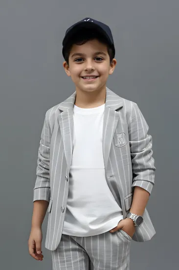 صورة شورت أولادي مخطط باللون الرمادي بتصميم عصري مريح 4173