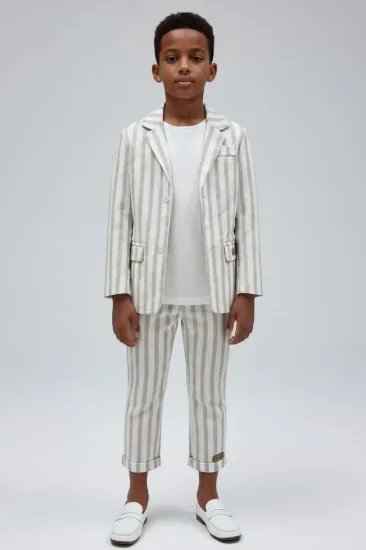 صورة جاكيت مقلم لون بيج مع تيشيرت ابيض 4174