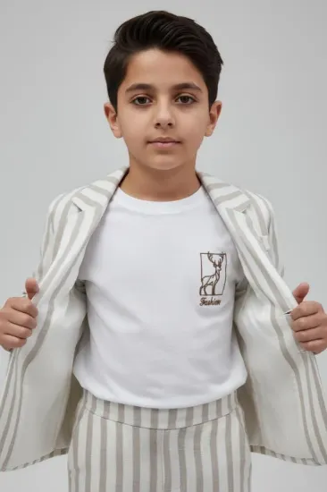 صورة جاكيت مقلم لون بيج مع تيشيرت ابيض 4174