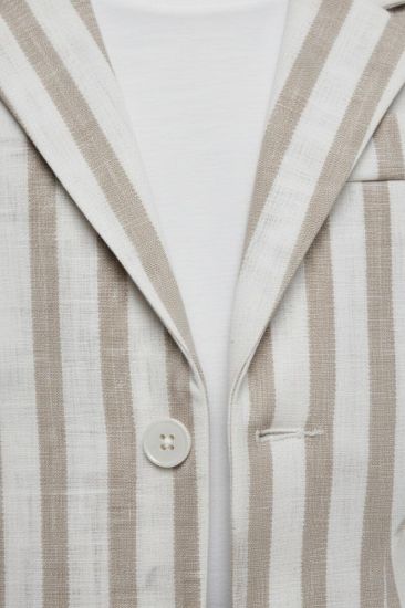 صورة جاكيت مقلم لون بيج مع تيشيرت ابيض 4174