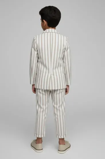 صورة جاكيت مقلم لون بيج مع تيشيرت ابيض 4174