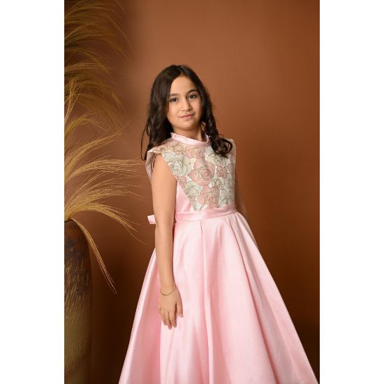صورة فستان بناتي سهرة أنيق باللون الوردي بنقشة ورود - 706