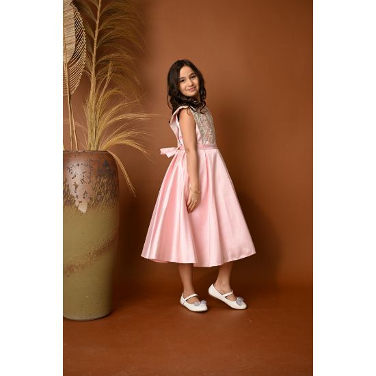 صورة فستان بناتي سهرة أنيق باللون الوردي بنقشة ورود - 706