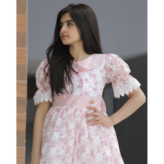 صورة فستان بناتي سبور بتفاصيل انيقة وفيونكه من الخلف - 923